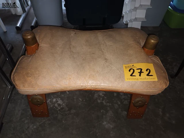 Lot 272 - voetenbankje - afbeelding 1 van  4
