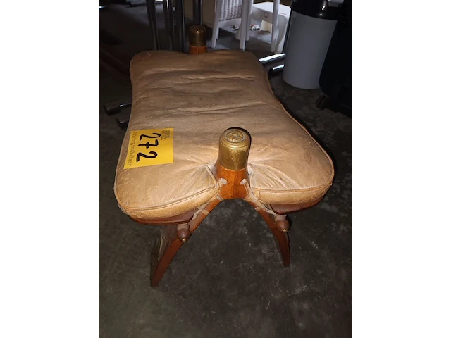 Lot 272 - voetenbankje - afbeelding 4 van  4