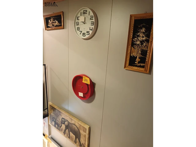 Lot 273 - kaders en wandklokken. 5 stuks - afbeelding 4 van  4
