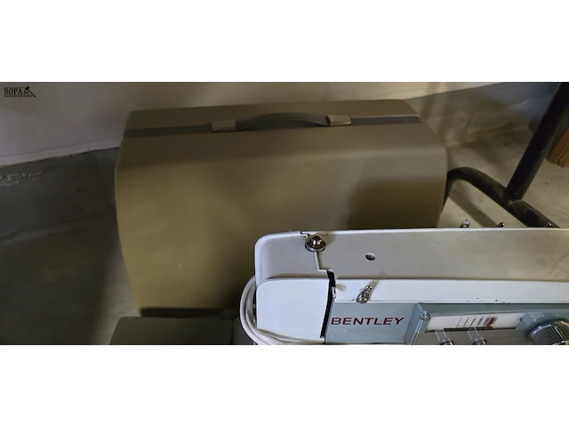 Lot 274 - bentley industriele naaimachine in koffer - afbeelding 2 van  2