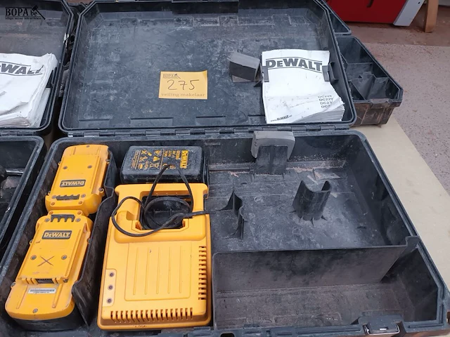 Lot 275 - accu’s en lader dewalt - afbeelding 1 van  4