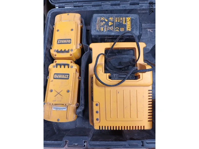 Lot 275 - accu’s en lader dewalt - afbeelding 2 van  4
