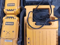 Lot 275 - accu’s en lader dewalt - afbeelding 2 van  4