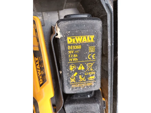 Lot 275 - accu’s en lader dewalt - afbeelding 3 van  4