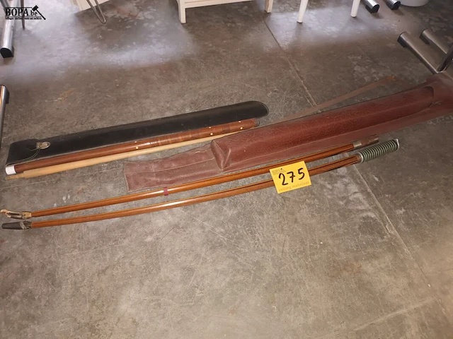 Lot 275 - biljart keu en handboog - afbeelding 1 van  4