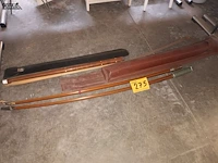 Lot 275 - biljart keu en handboog - afbeelding 1 van  4