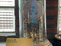 Lot 275 - stolpklokje met bloemendessin - afbeelding 1 van  4