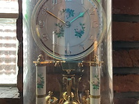 Lot 275 - stolpklokje met bloemendessin - afbeelding 3 van  4