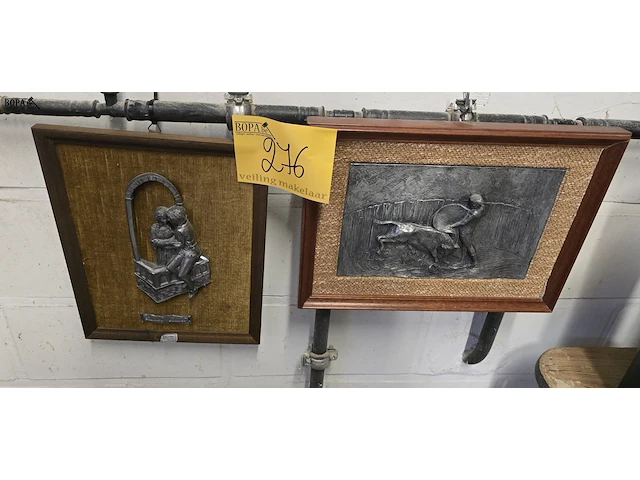 Lot 276 - kadertjes met tinnen relief kunstwerk 2 stuks - afbeelding 1 van  3