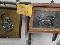 Lot 276 - kadertjes met tinnen relief kunstwerk 2 stuks - afbeelding 1 van  3