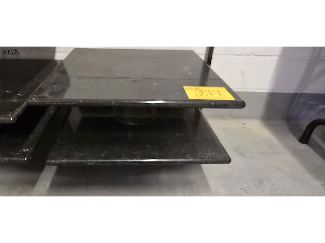 Lot 277 - etalage voetstukken in marmer 50 x 50 cm 2 stuks - afbeelding 1 van  2