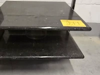 Lot 277 - etalage voetstukken in marmer 50 x 50 cm 2 stuks - afbeelding 1 van  2