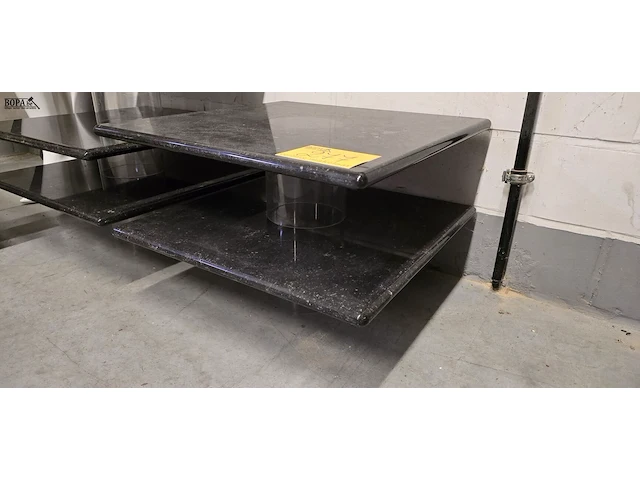Lot 277 - etalage voetstukken in marmer 50 x 50 cm 2 stuks - afbeelding 2 van  2