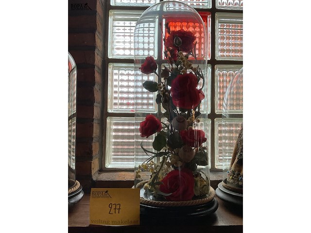 Lot 277 - glazen stolp op voet met bloemen in zijde - afbeelding 1 van  1