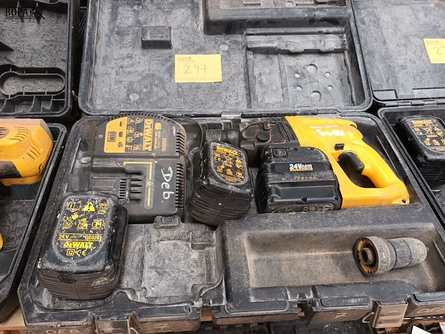 Lot 277 - klopboorhamer dewalt - afbeelding 1 van  5