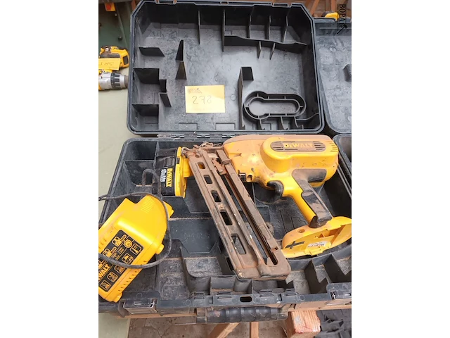 Lot 278 - accu nagelpistool dewalt - afbeelding 1 van  4