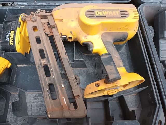 Lot 278 - accu nagelpistool dewalt - afbeelding 2 van  4