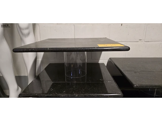 Lot 278 - etalage voetstukken in marmer 50 x 50 cm 3 stuks - afbeelding 4 van  4