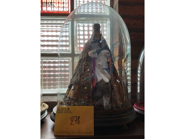 Lot 278 - ovaal glazen stolp met inhoud mariabeeldje - afbeelding 1 van  1