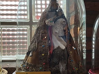 Lot 278 - ovaal glazen stolp met inhoud mariabeeldje - afbeelding 1 van  1