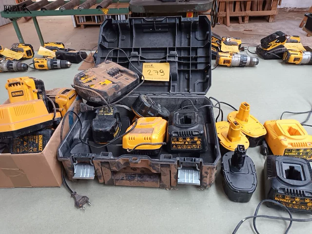 Lot 279 - laders en batterijen dewalt - afbeelding 1 van  5