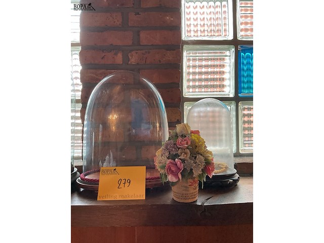 Lot 279 - lege glazen stolpen /mandje met kunstbloemen, 3 stuks in tot - afbeelding 1 van  1