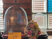 Lot 279 - lege glazen stolpen /mandje met kunstbloemen, 3 stuks in tot - afbeelding 1 van  1