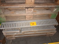 Lot 28 - afvoergoten met rooster. 8 stuks - afbeelding 1 van  3