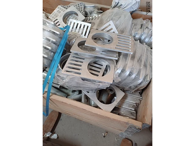 Lot 28 - aluminium afvoerroosters. 2 bakken - afbeelding 3 van  6