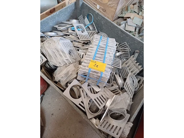 Lot 28 - aluminium afvoerroosters. 2 bakken - afbeelding 4 van  6
