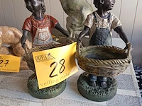 Lot 28 - beeld druivenplukkers. 2 stuks - afbeelding 1 van  4