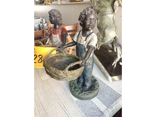 Lot 28 - beeld druivenplukkers. 2 stuks - afbeelding 2 van  4