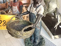 Lot 28 - beeld druivenplukkers. 2 stuks - afbeelding 2 van  4