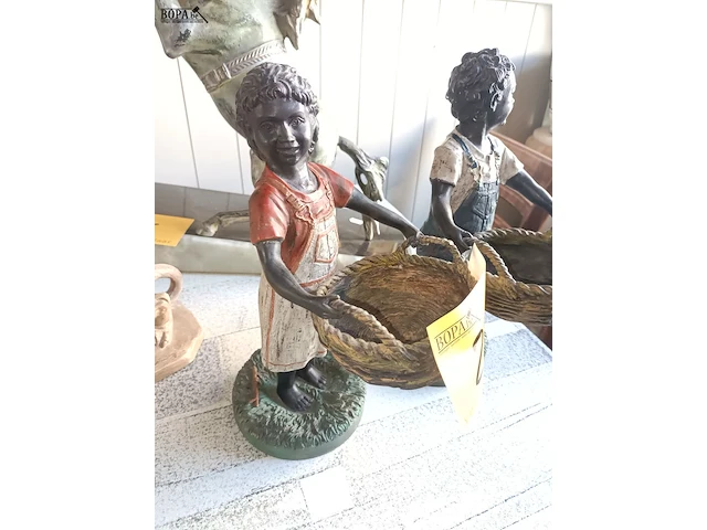 Lot 28 - beeld druivenplukkers. 2 stuks - afbeelding 3 van  4