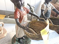 Lot 28 - beeld druivenplukkers. 2 stuks - afbeelding 3 van  4