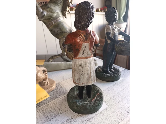 Lot 28 - beeld druivenplukkers. 2 stuks - afbeelding 4 van  4