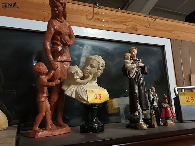 Lot 28 - beeldjes. 8 stuks - afbeelding 1 van  4