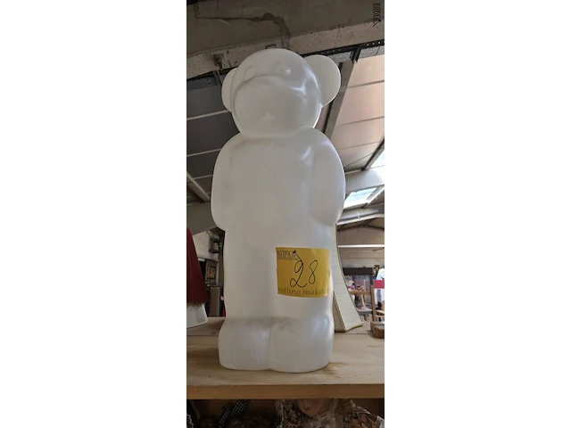 Lot 28 - beer in kunststof om verlichting in te plaatsen - afbeelding 1 van  3
