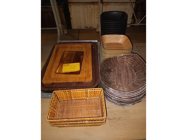 Lot 28 - dienbladen en mandjes. 60 stuks - afbeelding 1 van  4