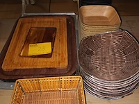 Lot 28 - dienbladen en mandjes. 60 stuks - afbeelding 1 van  4