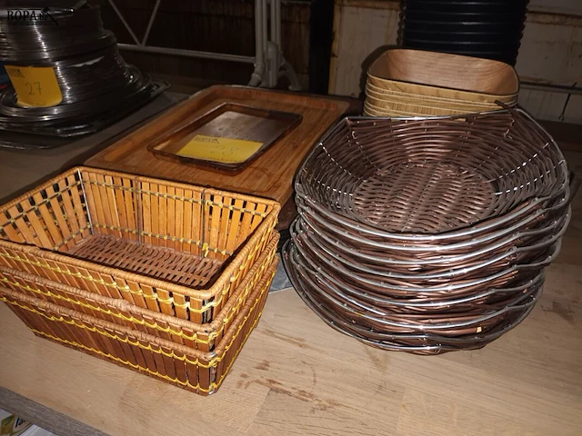 Lot 28 - dienbladen en mandjes. 60 stuks - afbeelding 2 van  4