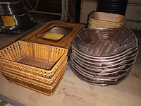 Lot 28 - dienbladen en mandjes. 60 stuks - afbeelding 2 van  4