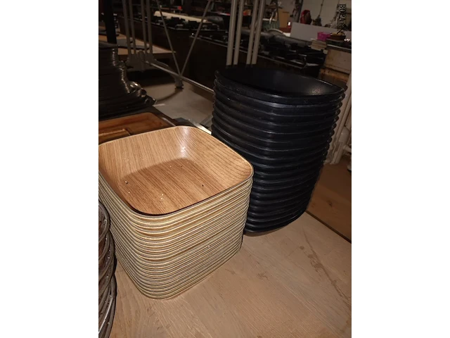 Lot 28 - dienbladen en mandjes. 60 stuks - afbeelding 3 van  4