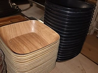 Lot 28 - dienbladen en mandjes. 60 stuks - afbeelding 3 van  4