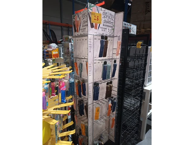 Lot 28 - display molen met inhoud - afbeelding 2 van  5