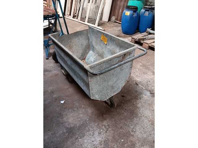 Lot 28 - gegalvaniseerde rolkar - afbeelding 1 van  2