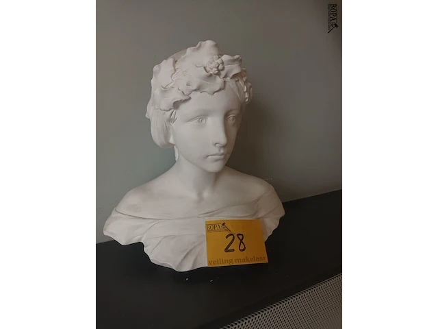 Lot 28 - gipsen buste van vrouw - afbeelding 1 van  3