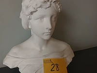 Lot 28 - gipsen buste van vrouw - afbeelding 1 van  3
