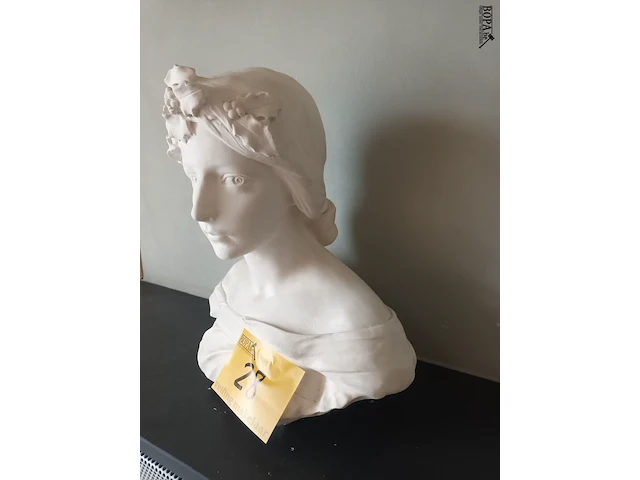 Lot 28 - gipsen buste van vrouw - afbeelding 2 van  3