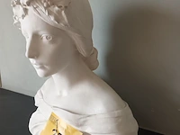 Lot 28 - gipsen buste van vrouw - afbeelding 2 van  3